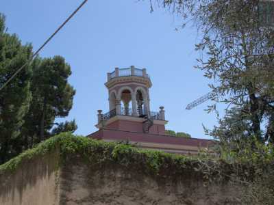 Il terrazzino � sormontato da un avancorpo ottagonale sul quale svetta un torrino belvedere, tipico delle costruzioni liberty di quell�epoca